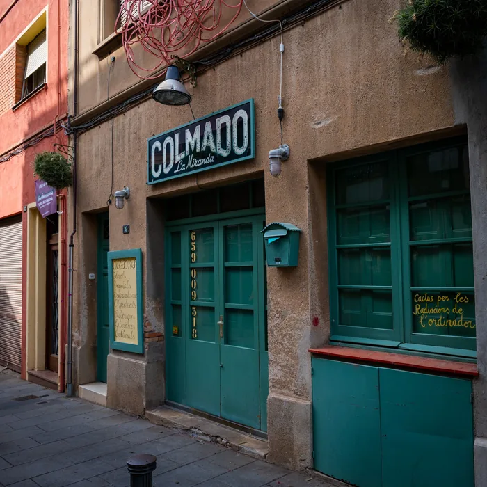 Fachada de un colmado de toda la vida