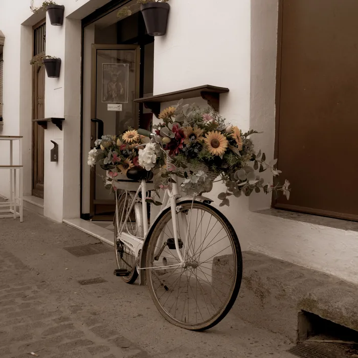 Flores preparadas a la puerta de la tienda