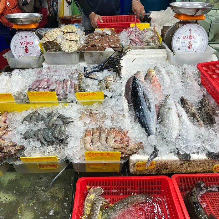 Mostrador de una pescadería con el género del día