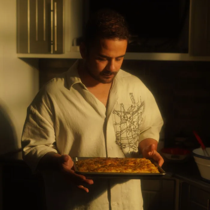 Panadero con el pan recién salido del horno
