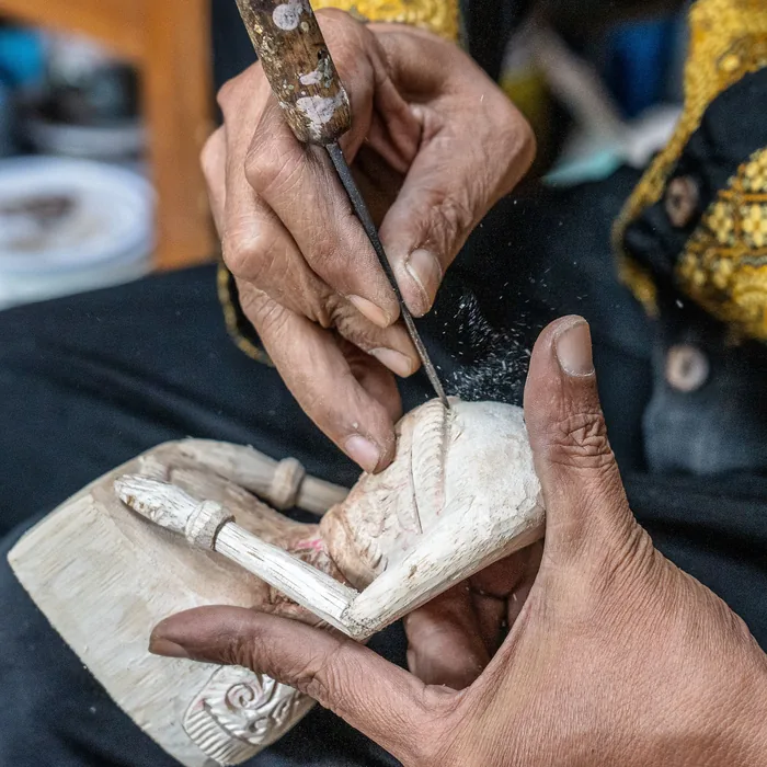 Manos de un artesano trabajando la piedra
