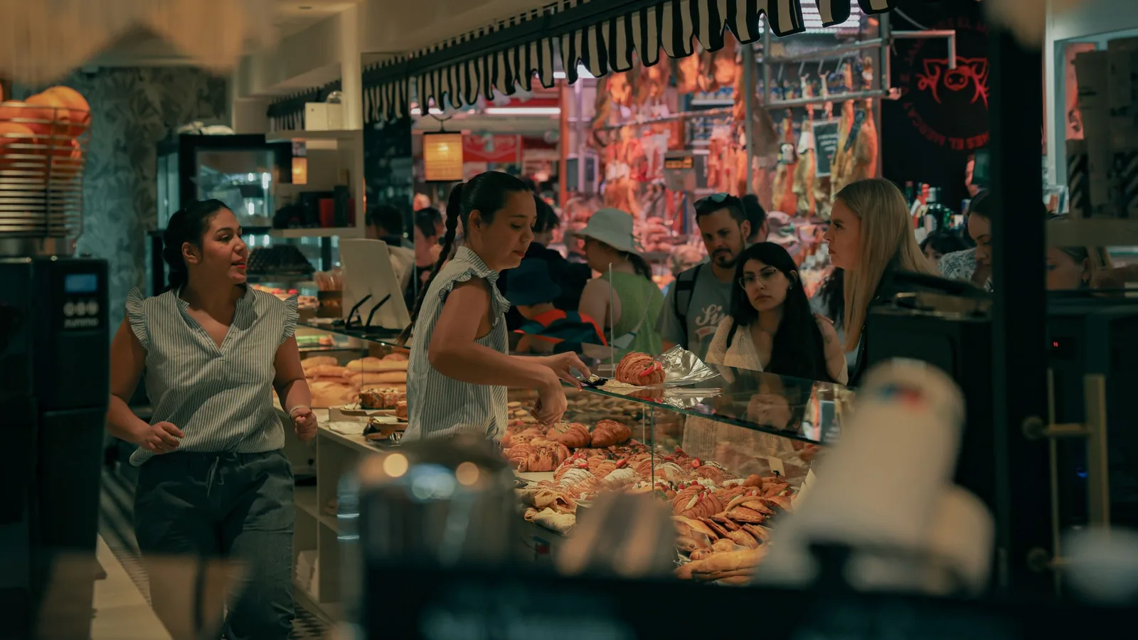 Puesto de mercado gallego atendiendo a sus clientes